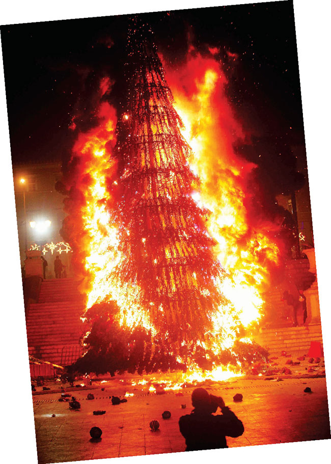 Το χριστουγεννιάτικο δέντρο καίγεται